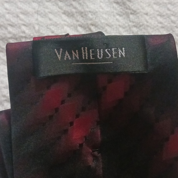 NWOT. Van Heusen Silk Tie. - Picture 3 of 3